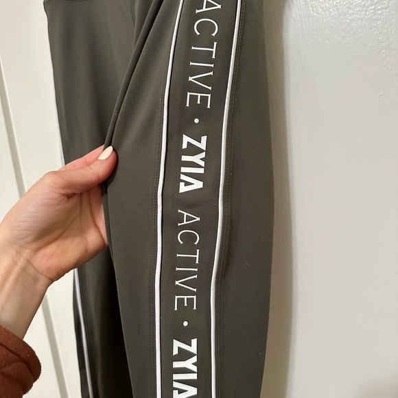 Zyia Olive Logo Stripe Light n Tight Hi-Rise Capri 20" - Picture 4 of 5